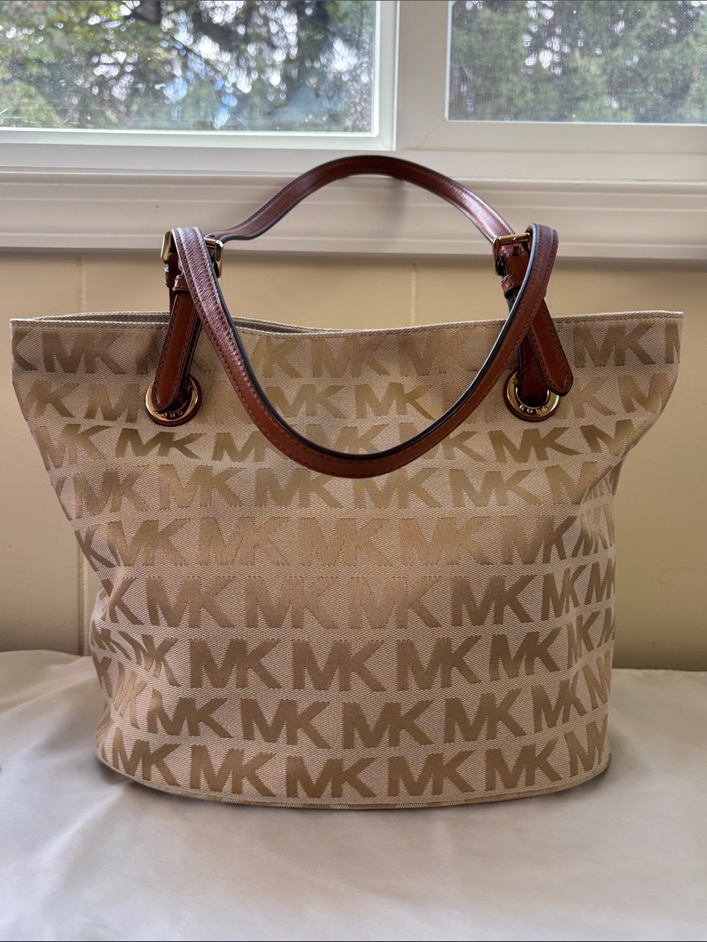 NWOT Michael Kors Jet Set Item Grab Bag Tote – Like New Monogram Jacquard